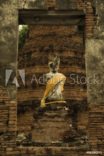 Bild på ruin buddha statue of wat Suwandawas Ayutthaya The ancient abandoned ruin statue of Buddha locate in middle of the city of Ayutthaya 